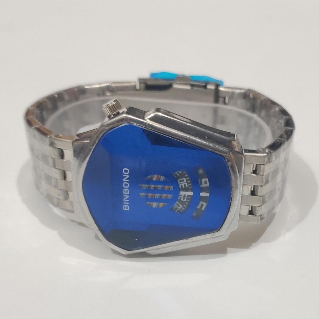 Stylish Mens Quartz Watch With Chain Strap Elegant Durable Quality Reliable Performance Timeless Design - Golden